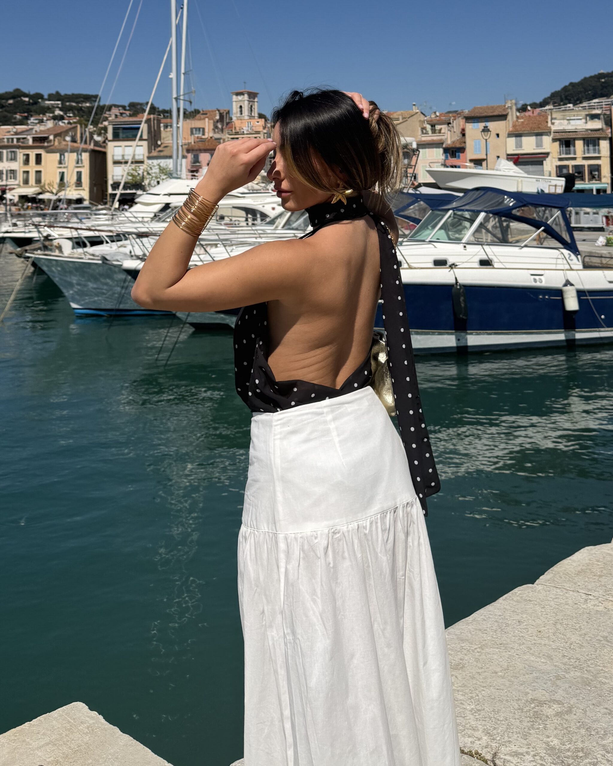 Top noir à pois dos-nu avec foulard intégré à nouer autour du cou