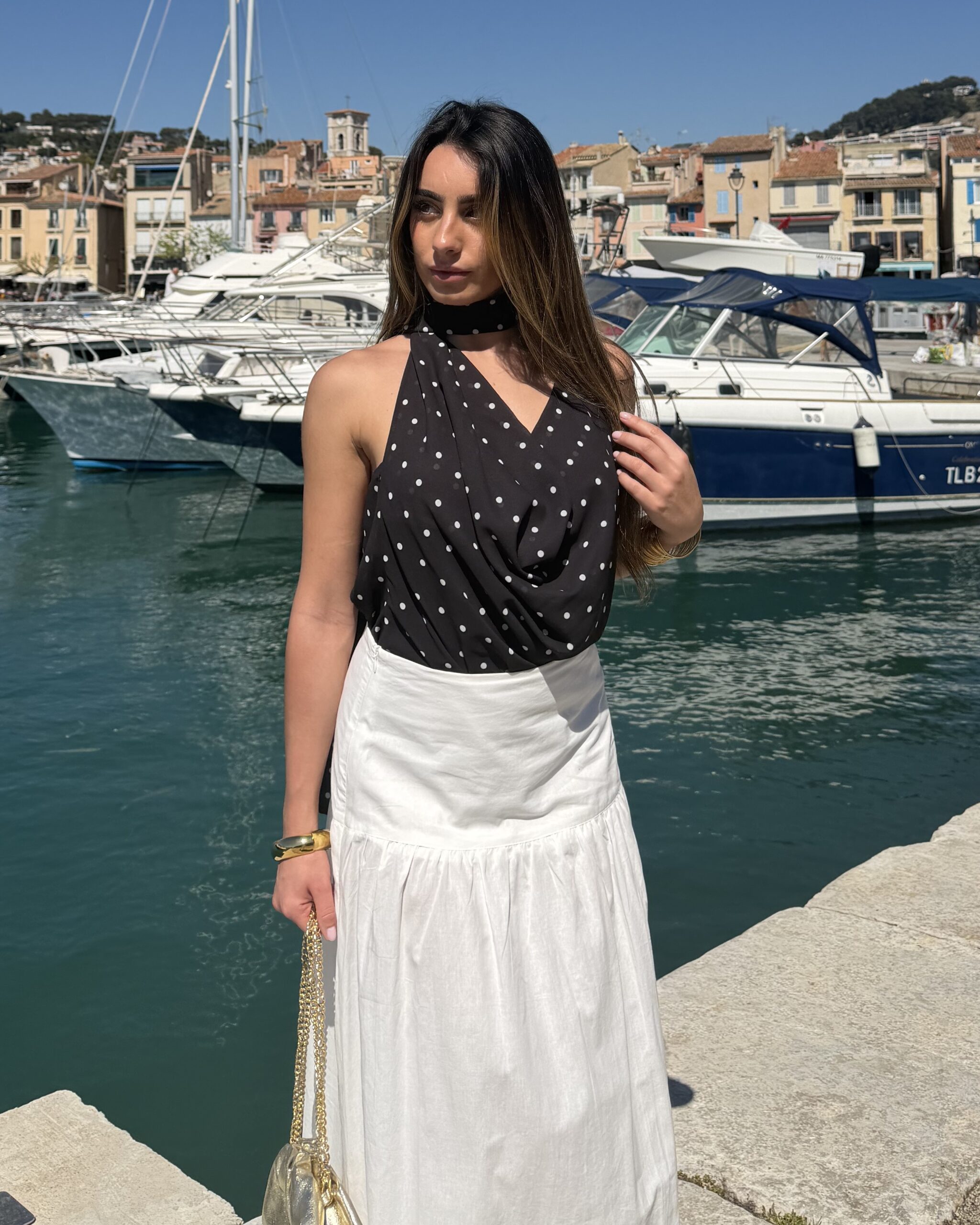 Top noir à pois dos-nu avec foulard intégré à nouer autour du cou