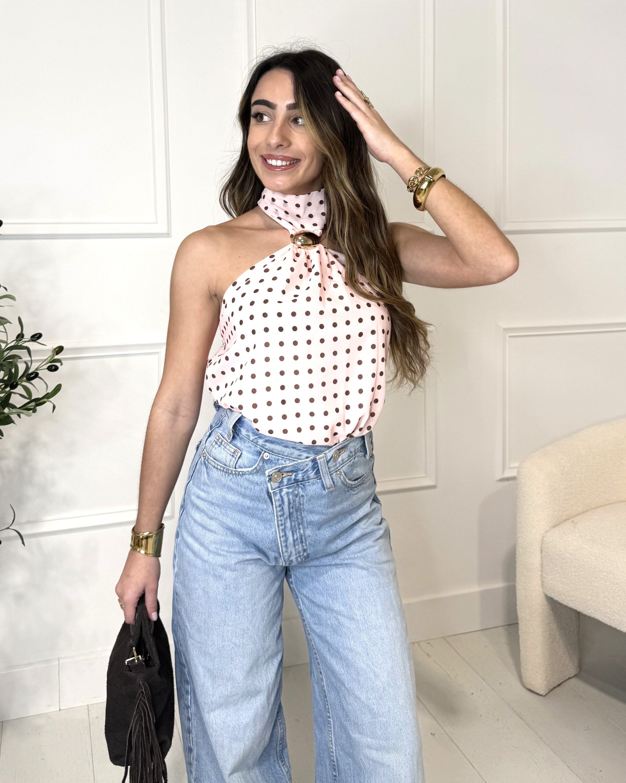 Top sans manches rose à pois avec col montant et bijou intégré