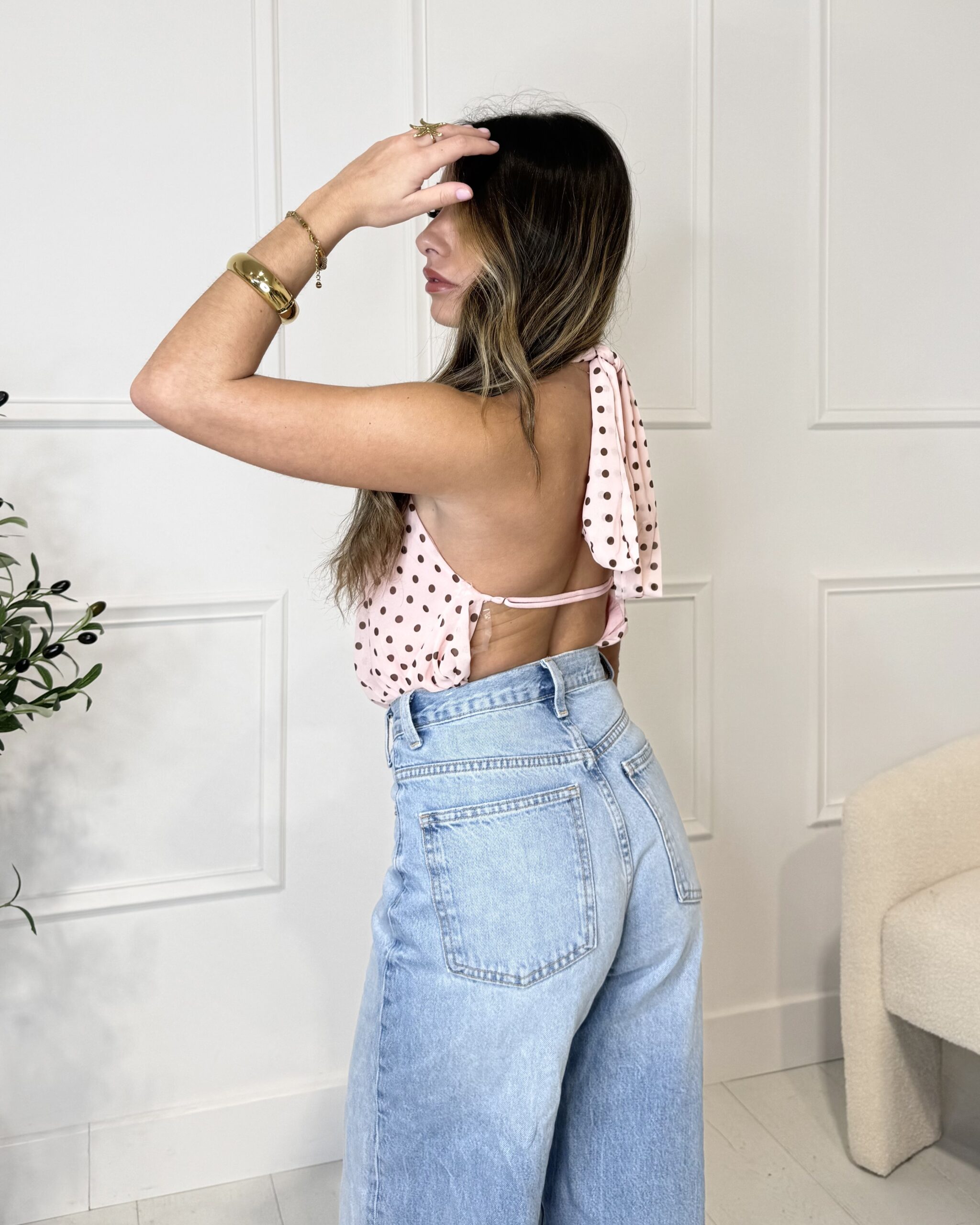 Top sans manches rose à pois avec col montant et bijou intégré