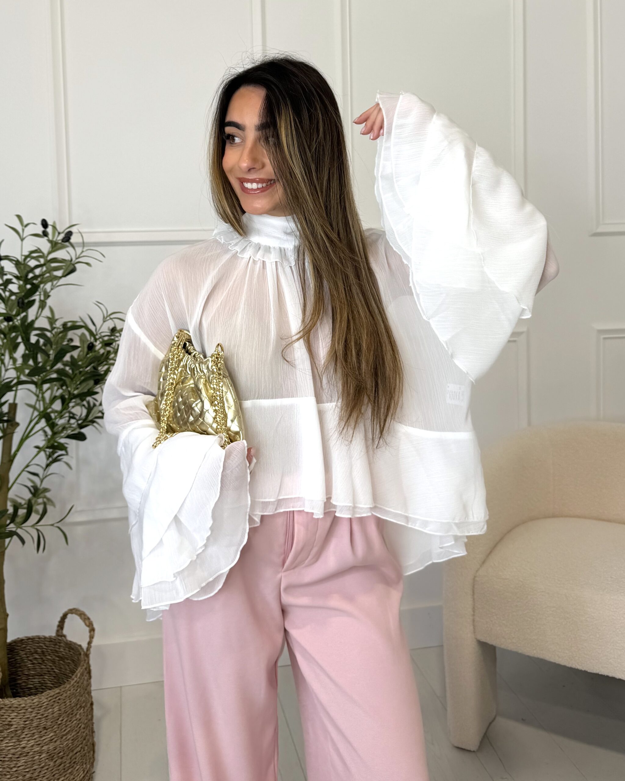 Blouse à manches longues volants col montant blanche