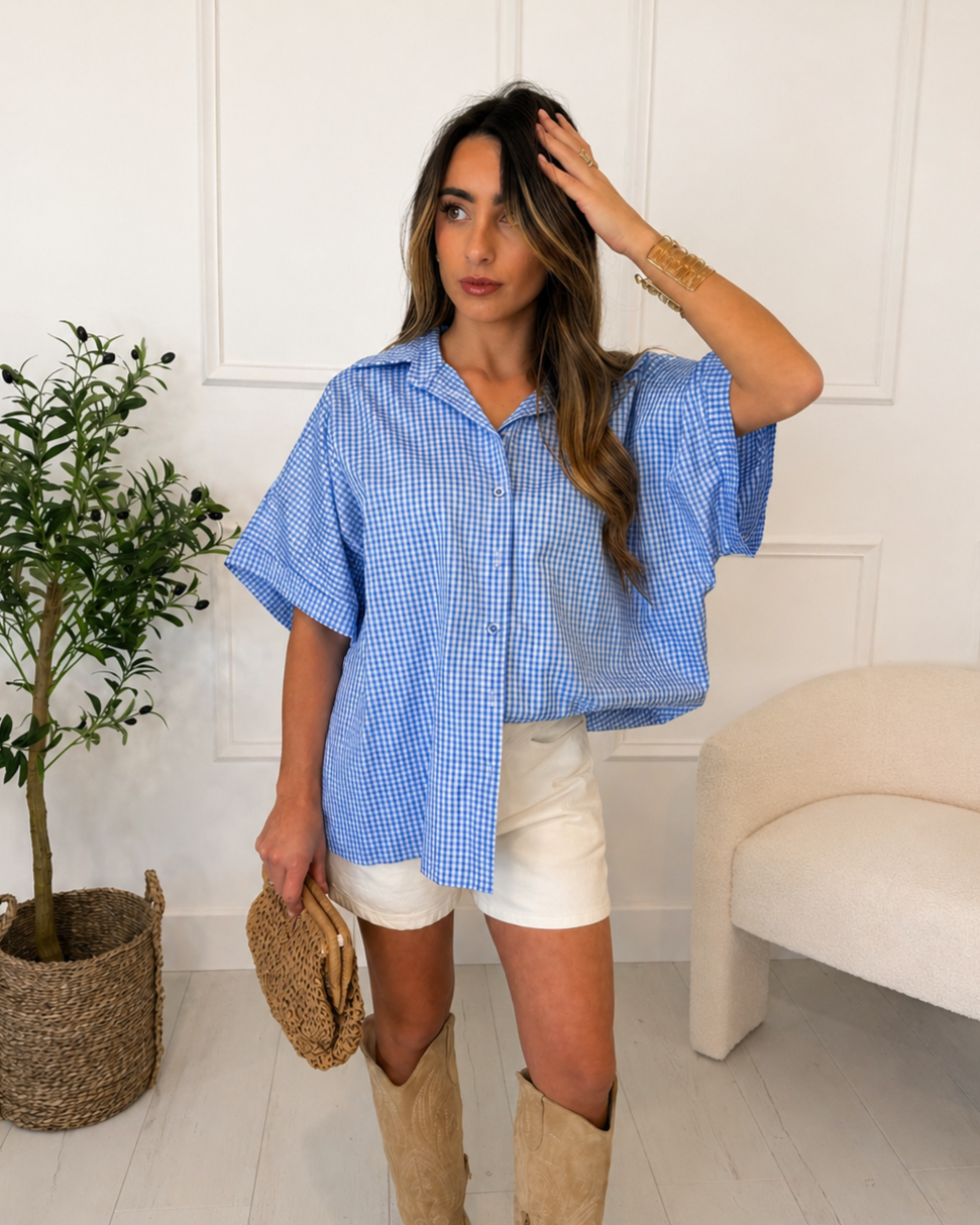 Chemise bleue à manches courtes à carreaux dos-nu ouvert en forme de coeur