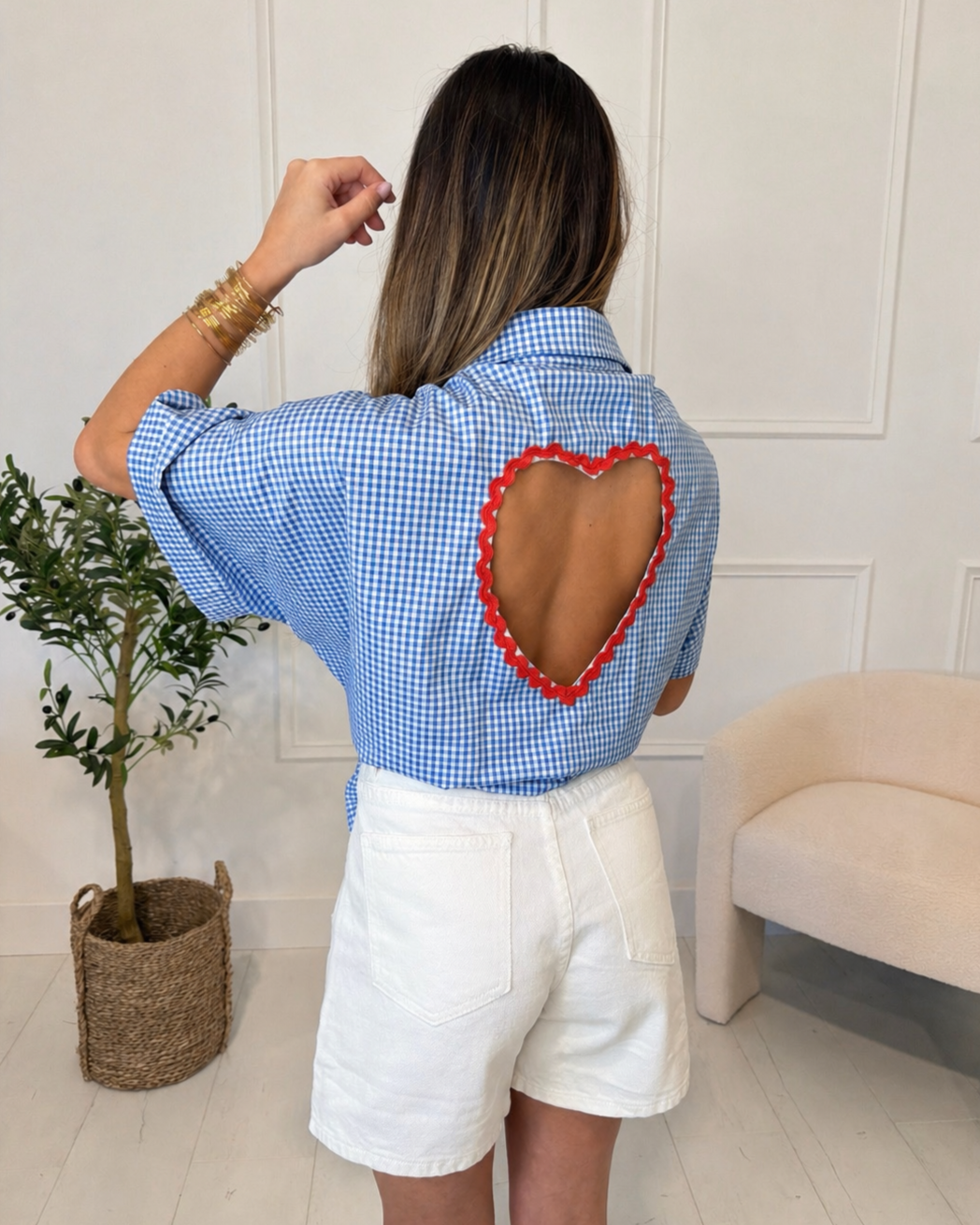 Chemise bleue à manches courtes à carreaux dos-nu ouvert en forme de coeur
