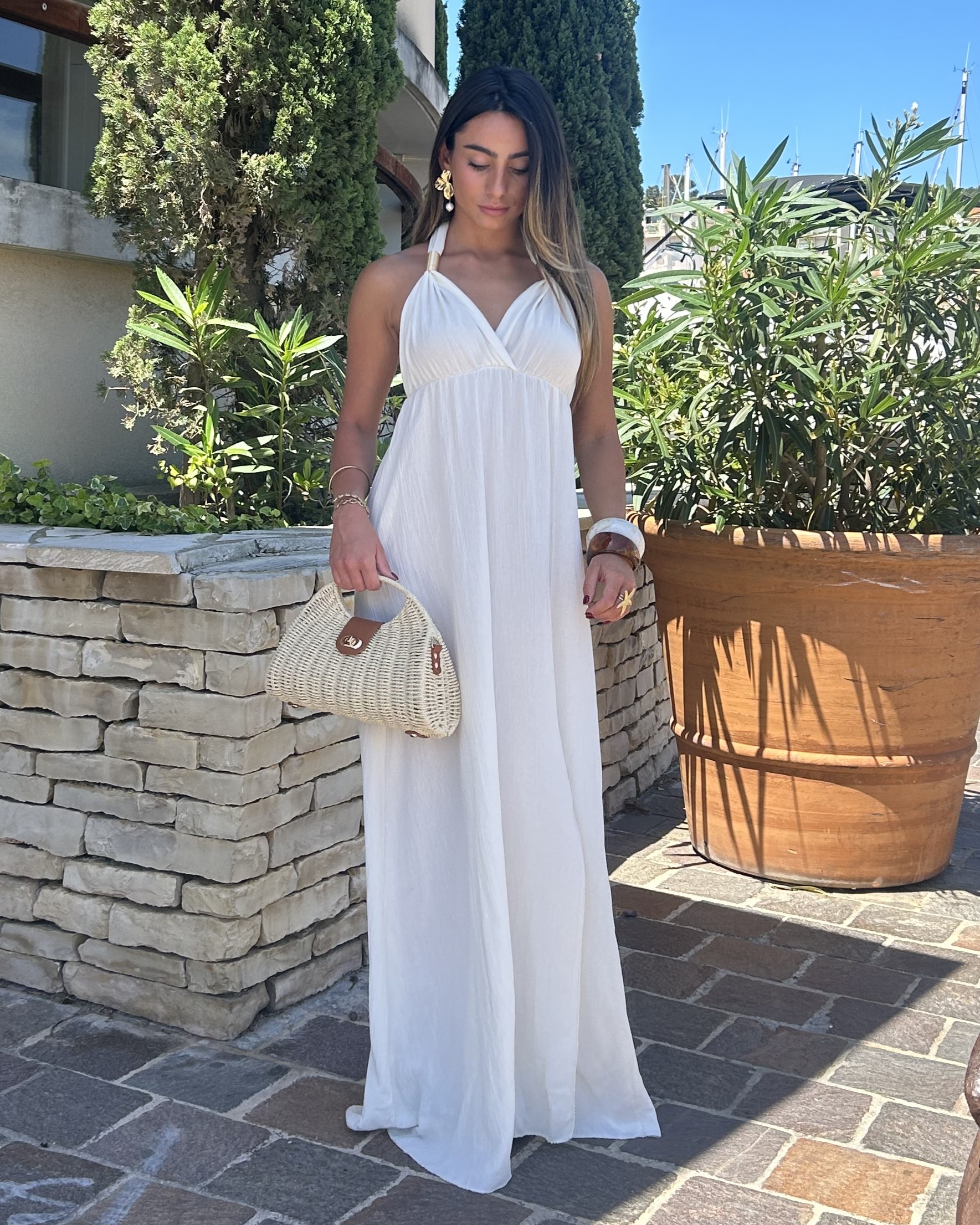 Robe longue blanche dos-nu avec liens à nouer selon les envies