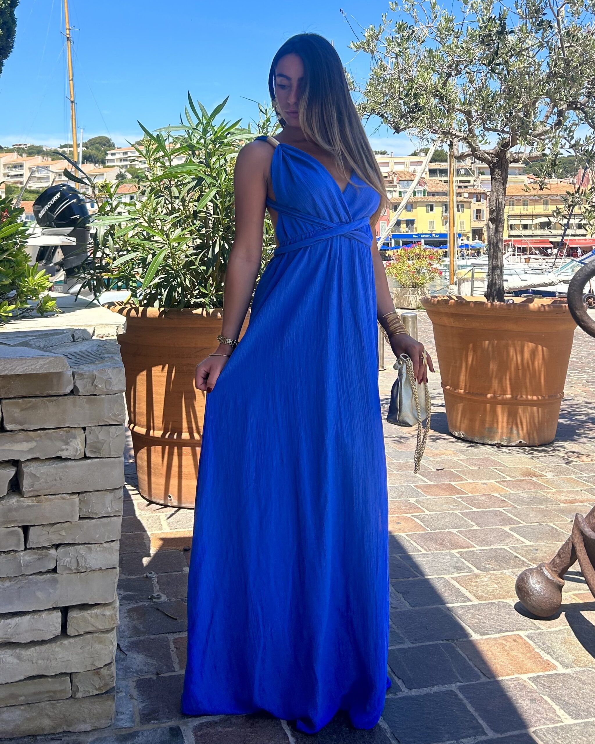 Robe longue bleu roi dos-nu avec liens à nouer selon les envies