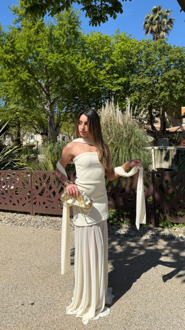 ✨ Notre robe ALICE cérémonie fait son entrée…
Je vous la présente aujourd’hui en jaune pastel soit clairement ma couleur préférée du moment ! 💛

Bustier élégant, avec ce joli jeu de transparence au niveau des jambes qui m’a fait totalement craqué … ✨

Une note /10 pour cette pépite ? 🙈

👉 Rendez-vous dimanche à 18h pour la découvrir en ligne ⏳

#robeceremonie #robedesoiree #nouvellecollection #modefemme #eshopmode