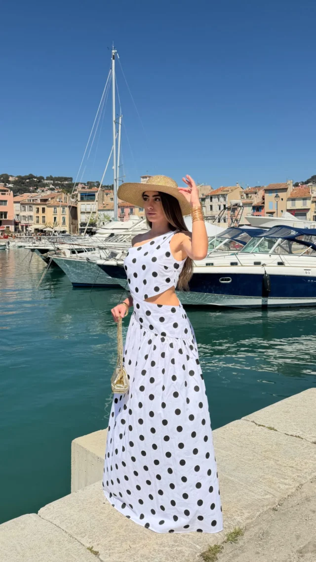 Zoom en vidéo sur notre collection « CÉRÉMONIE » 🎀✨💐

Ta pièce coup de cœur ? 🤍

PS : moi c’est clairement les robes à volants + les robes en tulle bustier ALICE !! 👀

👉 On se donne rendez-vous aujourd’hui à 18h sur notre site internet et en boutique 5 place du change à Avignon.

#gyal #robeceremonie #robelongue #robedesoirée #avignon